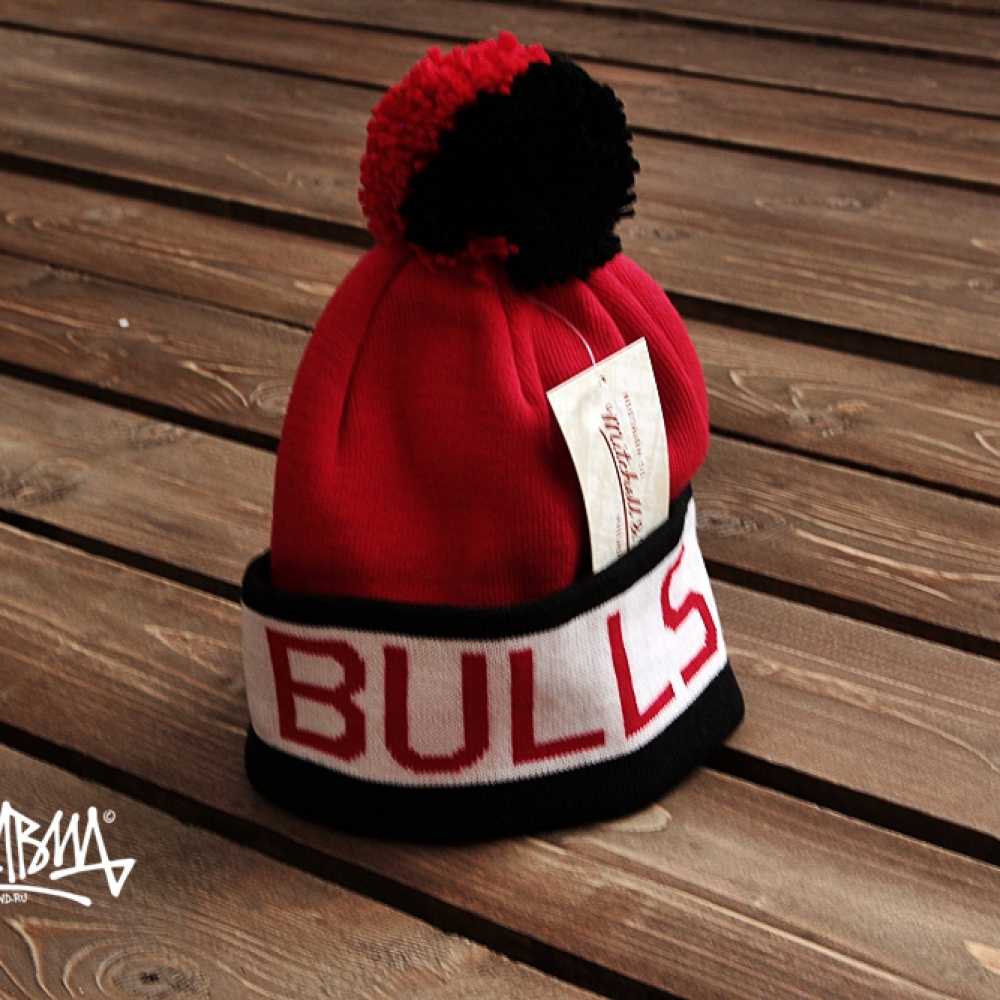 Mitchell & Ness - The Chicago Bulls Pom Beanie in Red & Black